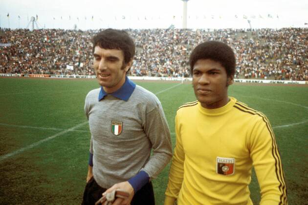 #Haiti keeper, Henri Francillon produced 3 magnificent performances during #LesGrenadiers #WorldCup adventure in 1974. His spectacular, brave & visually arresting showings earned him a move to 🇩🇪 @TSV1860 #Munich in July 1974. A #CopaMundial #legend. @fhfhaiti