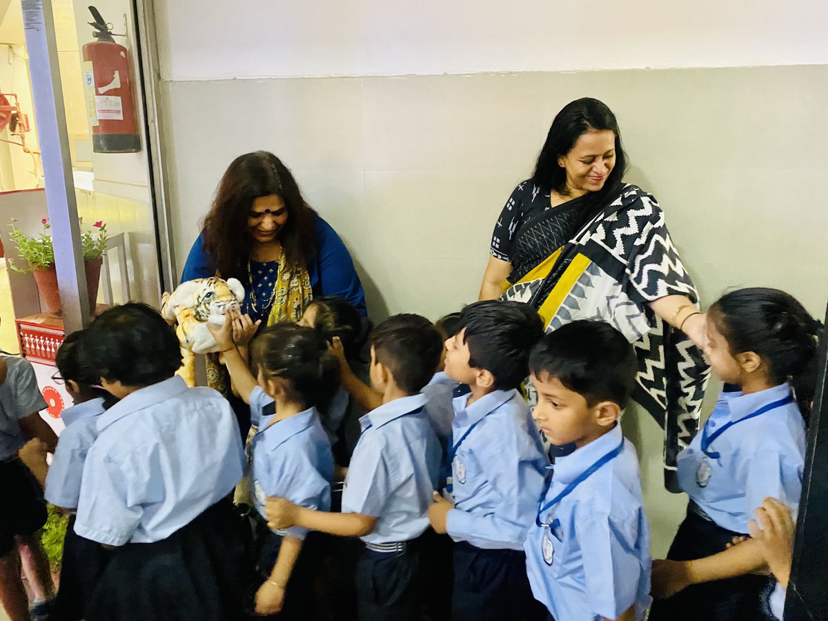 The National Centre for Children’s Literature (NCCL) @nbt_india hosted an exciting #storytelling session with Ms. Seema Wahi Mukherjee @seema_wm today for the #students in grades 1-3 at Mahavir Senior Model School, Delhi @MSMSDelhi. Ms. Seema narrated an adaptation of “The Real