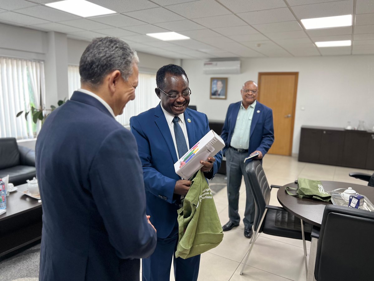 📍NEWS: Egypt's Ambassador to Ghana, H.E. A. M. Youseef, discussed agricultural strategies at the @FAO Regional Office for Africa. The discussion revolved around sharing agricultural best practices from Egypt with other African nations. Learn more 👉 bit.ly/3V2pKyr