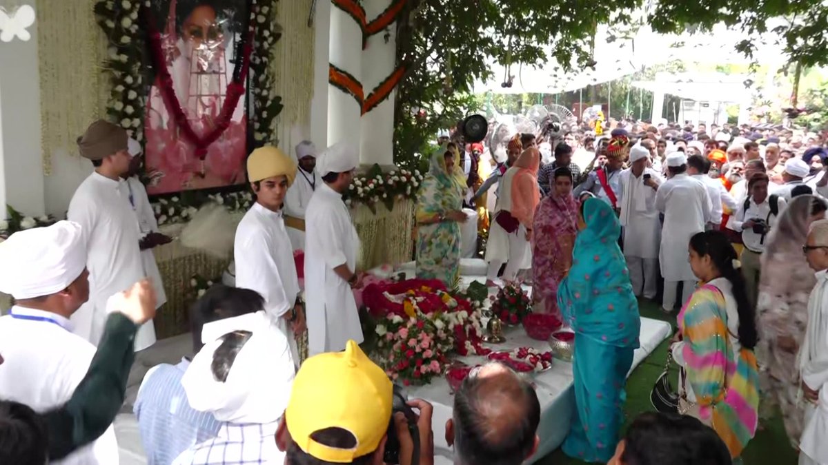 People pay tributes to Madhavi Raje Scindia in Gwalior

Edited video is available on PTI Videos (ptivideos.com) #PTINewsAlerts #PTIVideos @PTI_News