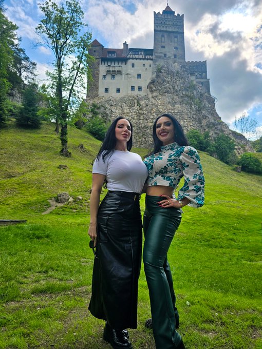 So nice to be reunited with @EzadaSinn &hearts;️ https://t.co/vVzY7CiVeq<a class="tags" href="/tag/ezadasinn">@ezadasinn</a><a href="/tag/throne"class="tags"><span>#throne</span></a><a href="/tag/wishlist"class="tags"><span>#wishlist</span></a>