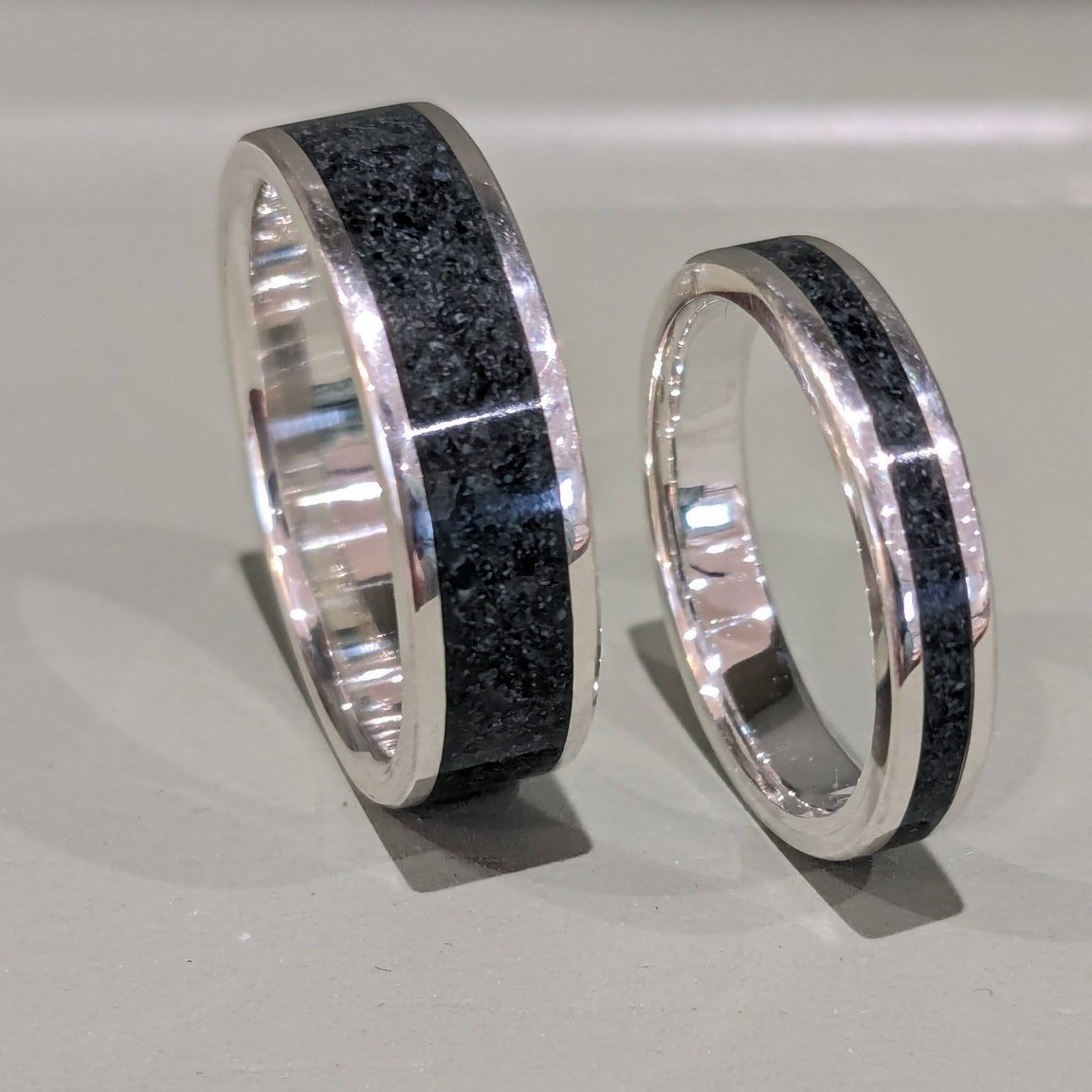 Do you have a special occasion coming up? Whether it's an anniversary, birthday or even a wedding, Lakeland Rings will make you bespoke silver, platinum and gold rings featuring stones from the Lakes 😍 Memories to keep forever! Thanks to lakelandrings.co.uk for the photos!