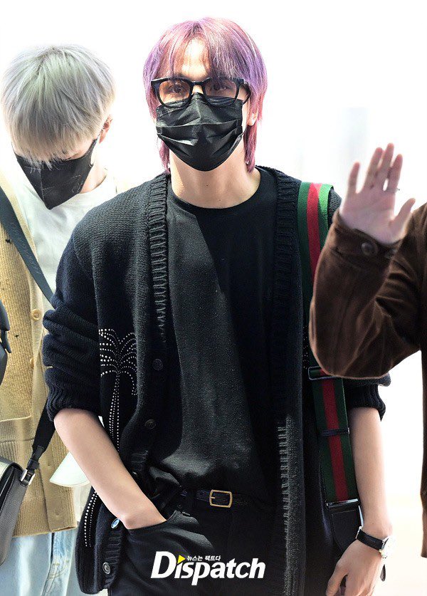 thinkofhc's tweet image. Haechan making the airport his own runway again