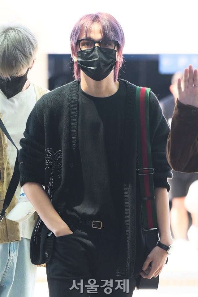 thinkofhc's tweet image. Haechan making the airport his own runway again