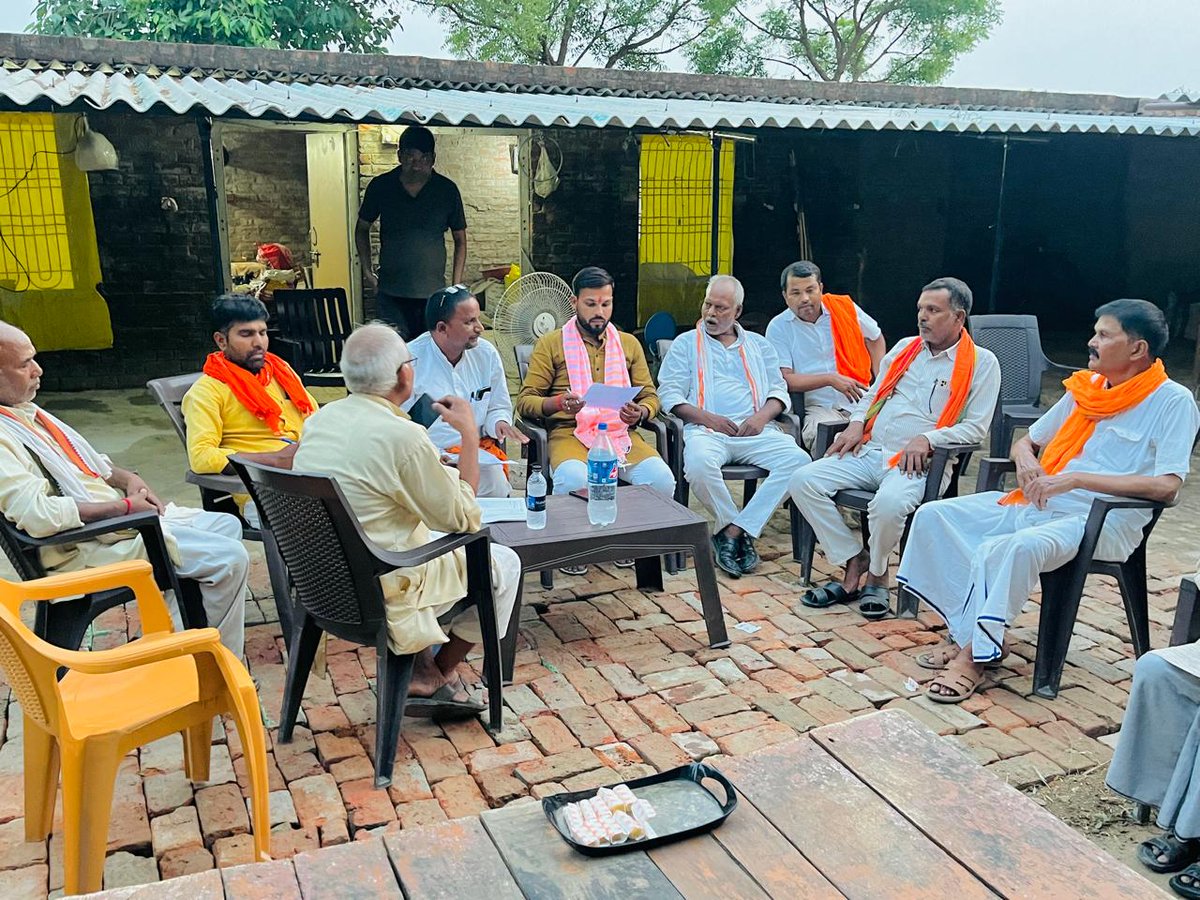 BJP4Muhammdaba's tweet photo. @BJP4India का एक-एक कार्यकर्ता अपनी पूरी ऊर्जा के साथ राष्ट्र के प्रति समर्पित मा. @narendramodi जी के नेतृत्व वाली सरकार को एक बार फिर देश मे लाने के तैयार है। 
विभिन्न शक्ति केंद्र पर बूथ अध्यक्ष के साथ बैठक कर शत् प्रतिशत् मतदान भाजपा के पक्ष में कराने की योजना रचना बनते हुए। https://t.co/HoeIZQ6GIU