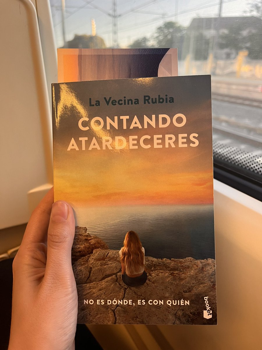 Lo rápido que se me pasan los trayectos en tren con la lectura de @lavecinarubia “Contando atardeceres” 🌆