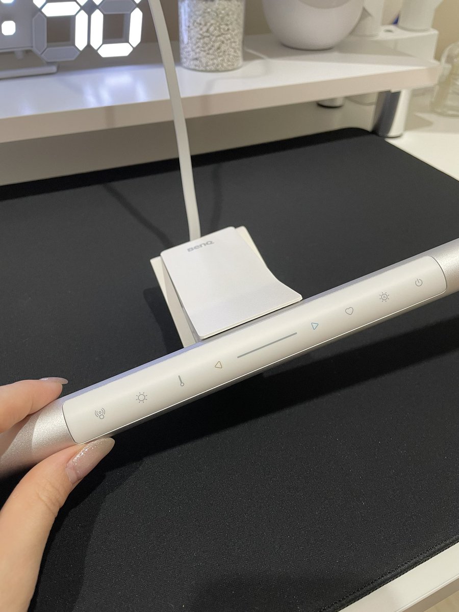 Chiinee22's tweet image. ナノリーフだけでも結構明るいって
思ってたけど段違いでした！
初めてのモニターライト💡
凄く明るく、自動ON/OFF機能も
私には神機能！リモコンは特に必要ないしと思ってたので、ワイドモニターを購入した際にも重宝出来そうな今回の新商品は購入して正解でした〜
📸加工なし𖤐꙳
 #ScreenBarPro