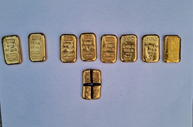 #AlertBSF jawans in Bengal foiled gold smuggling bid and arrested an Indian smuggler with 09 gold biscuits worth ₹ 75.5 lakh, who was trying to smuggle it into India from Bangladesh. Salute to #BSF #GoldSeizure #BSFAgainstSmuggling #SunilChhetri Favourite IPL #GoGreen