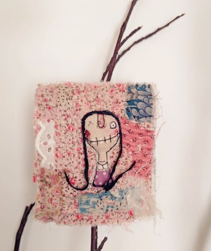 Happy Thursday morning #earlybiz

This cute textile collage is hand sewn and inspired by folk art quilts. The character in the middle is 'raised' for a cool effect 😊

See more pictures on my website
littlebirdofparadise.bigcartel.com/product/textil…

#mhhsbd