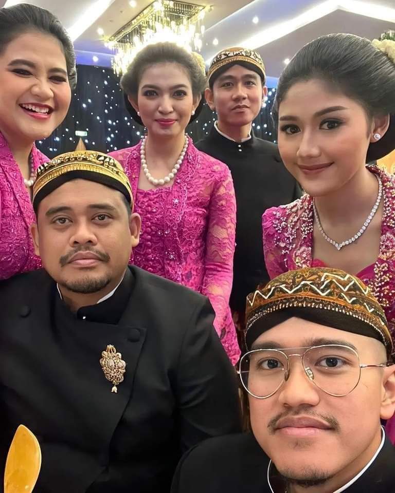 Lex Wu (@lexwu_13) on Twitter photo Pak <a href="/jokowi/">Joko Widodo</a> gmana perasaannya?
Sebagai orang tua sudah sukses, mengantarkan anak-anak.
Soeharto butuh 30 thn, untuk angkat Tutut jadi mensos, bapak ckp 10 thn..
Ada walikota solo = wapres jalur Paman, ada walikota medan dan ada ketua partai.
Benar2 Indonesia Emas..
Rakyat lemas.. Pak <a href="/jokowi/">Joko Widodo</a> gmana perasaannya?
Sebagai orang tua sudah sukses, mengantarkan anak-anak.
Soeharto butuh 30 thn, untuk angkat Tutut jadi mensos, bapak ckp 10 thn..
Ada walikota solo = wapres jalur Paman, ada walikota medan dan ada ketua partai.
Benar2 Indonesia Emas..
Rakyat lemas..