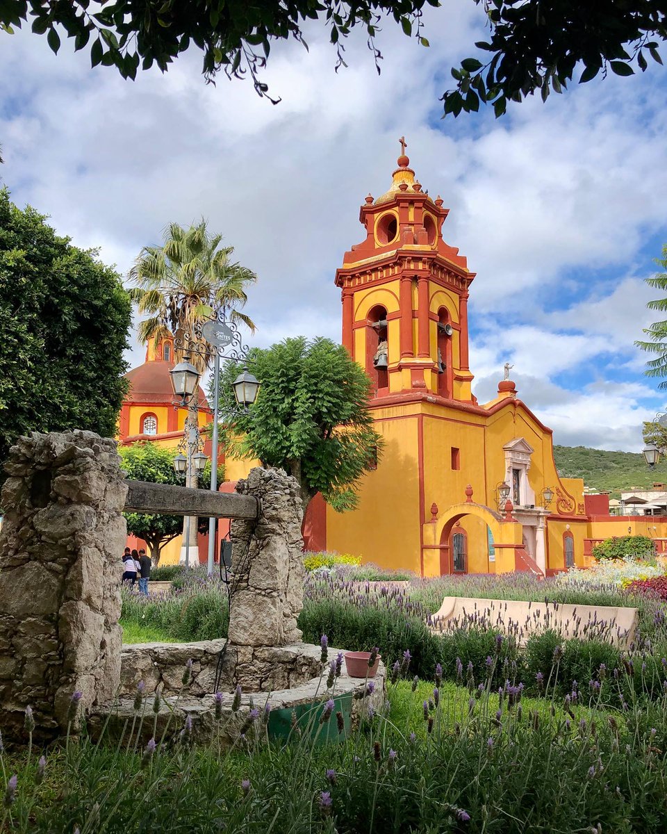 Sábado de gorditas, sol... ¡y una nieve en este parque!
🌤️🍨

¡Sábado de nuestro hermoso Bernal!

#QueretaLOVE 💞

Foto: amr.phy @ IG