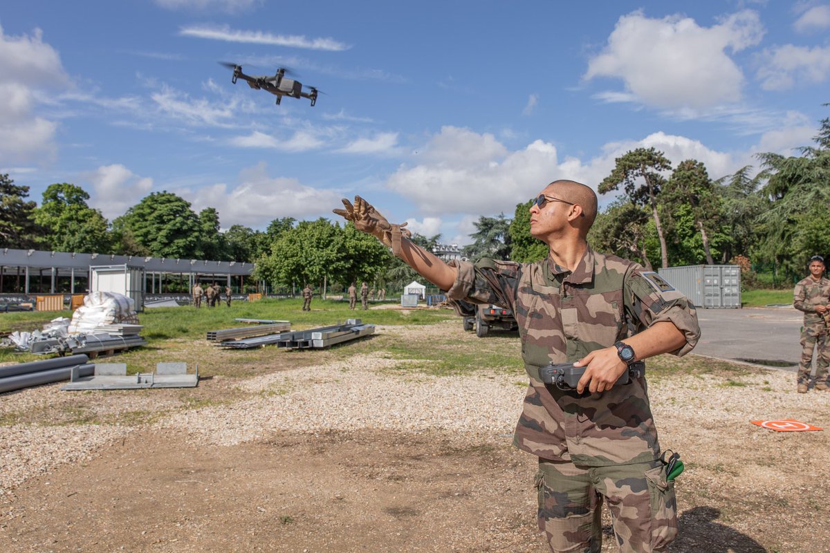 Exercice d’entraînement des télépilotes drones des unités des forces terrestres qui seront déployées en @iledefrance lors de @Paris2024. Une capacité essentielle pour remplir efficacement les missions de sécurisation des populations. À J-71, la montée en puissance se poursuit.