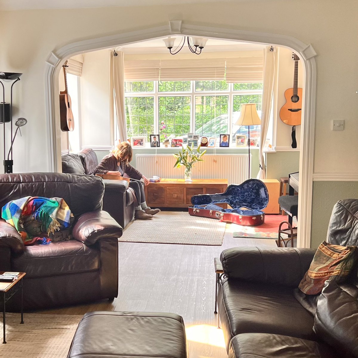 sarahmcquaid's tweet photo. Big thanks to @cacophonycotta1 for these sweet pics of me changing my strings (@ElixirStrings, natch!) in the wonderfully peaceful home of Kip &amp; Dave aka #WinterWilson where we’ve had a blissful 2-day respite from the road! Back at it today — looking forward to playing at -> https://t.co/fDqQC9GgSY