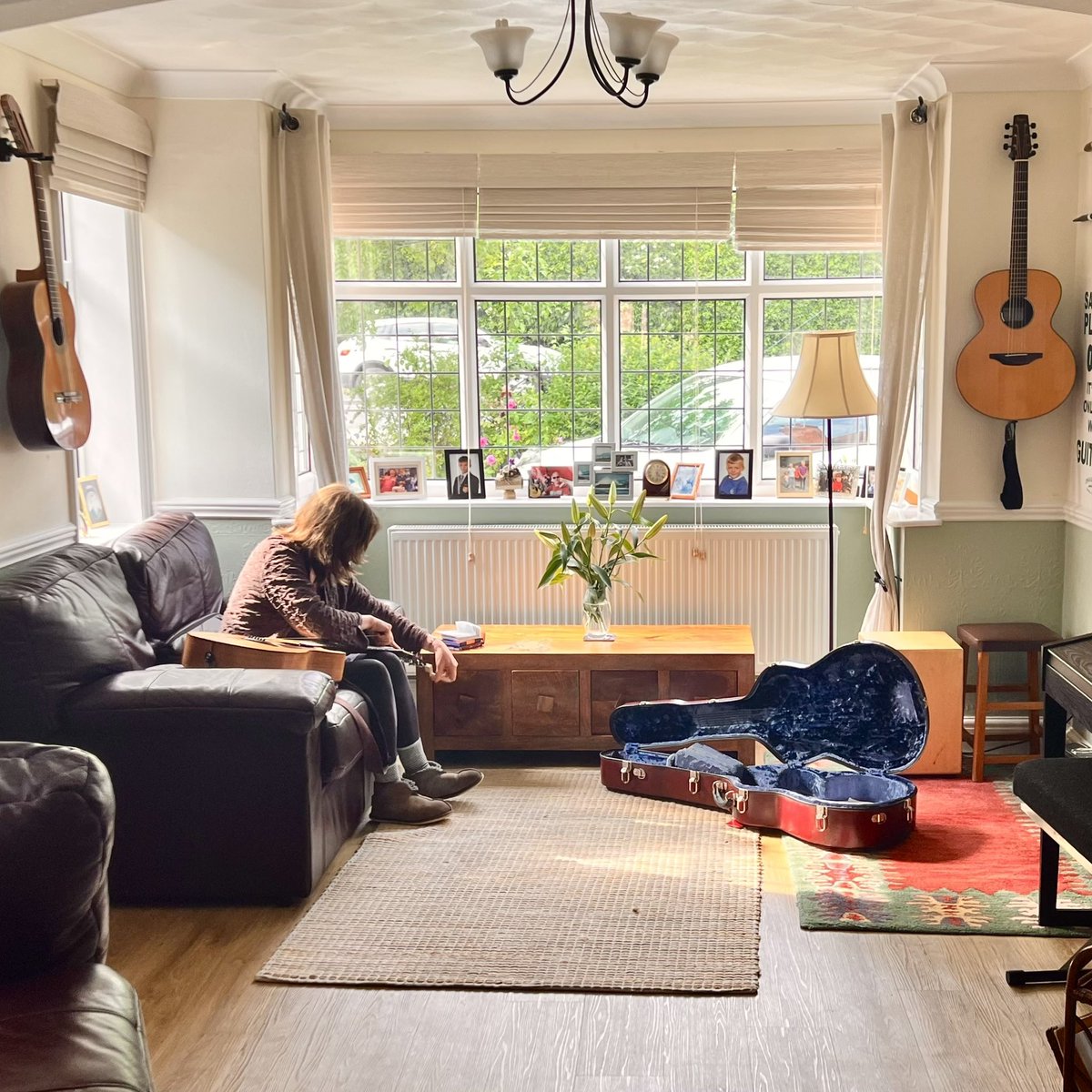 sarahmcquaid's tweet photo. Big thanks to @cacophonycotta1 for these sweet pics of me changing my strings (@ElixirStrings, natch!) in the wonderfully peaceful home of Kip &amp; Dave aka #WinterWilson where we’ve had a blissful 2-day respite from the road! Back at it today — looking forward to playing at -> https://t.co/fDqQC9GgSY