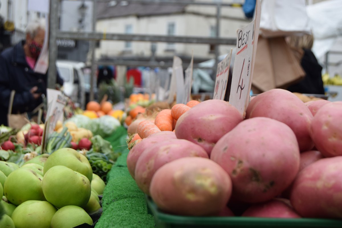 It's market day in #Ripon and #Tadcaster. #Scarborough Market Hall and #Richmond indoor markt are open. Markets are ideal for buying local fresh produce at a great price. You can also cut down on food waste by only buying what you need. 👉 northyorks.gov.uk/markets
