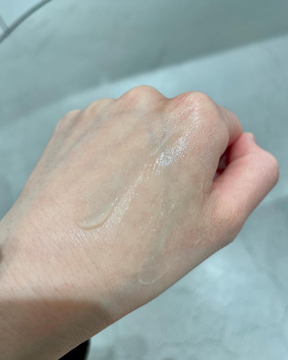 mayumiiidayo's tweet image. #PR #supporte #supportedbyAESTURA
乾燥とはおさらばしたい人、必見！とろみがあるテクスチャで塗った直後の艶感が凄いです。季節問わず使えそうな気がします。肌荒れ時でもしみることなく使えました！