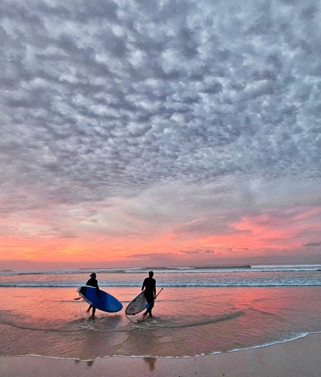 A beautiful sunrise in Muizenberg. Enjoy your day! ☀️
📸by the talented @ franciscolittleimages