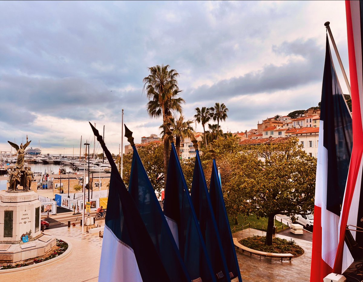 En #MairiedeCannes maintenant après la lecture du rapport de nuit de la Police Municipale et une tournée de vérification de l’entretien de nos espaces publics. Suivi logistique et sécuritaire du Festival, problèmes de proximité, entretiens individuels et réunions de management.