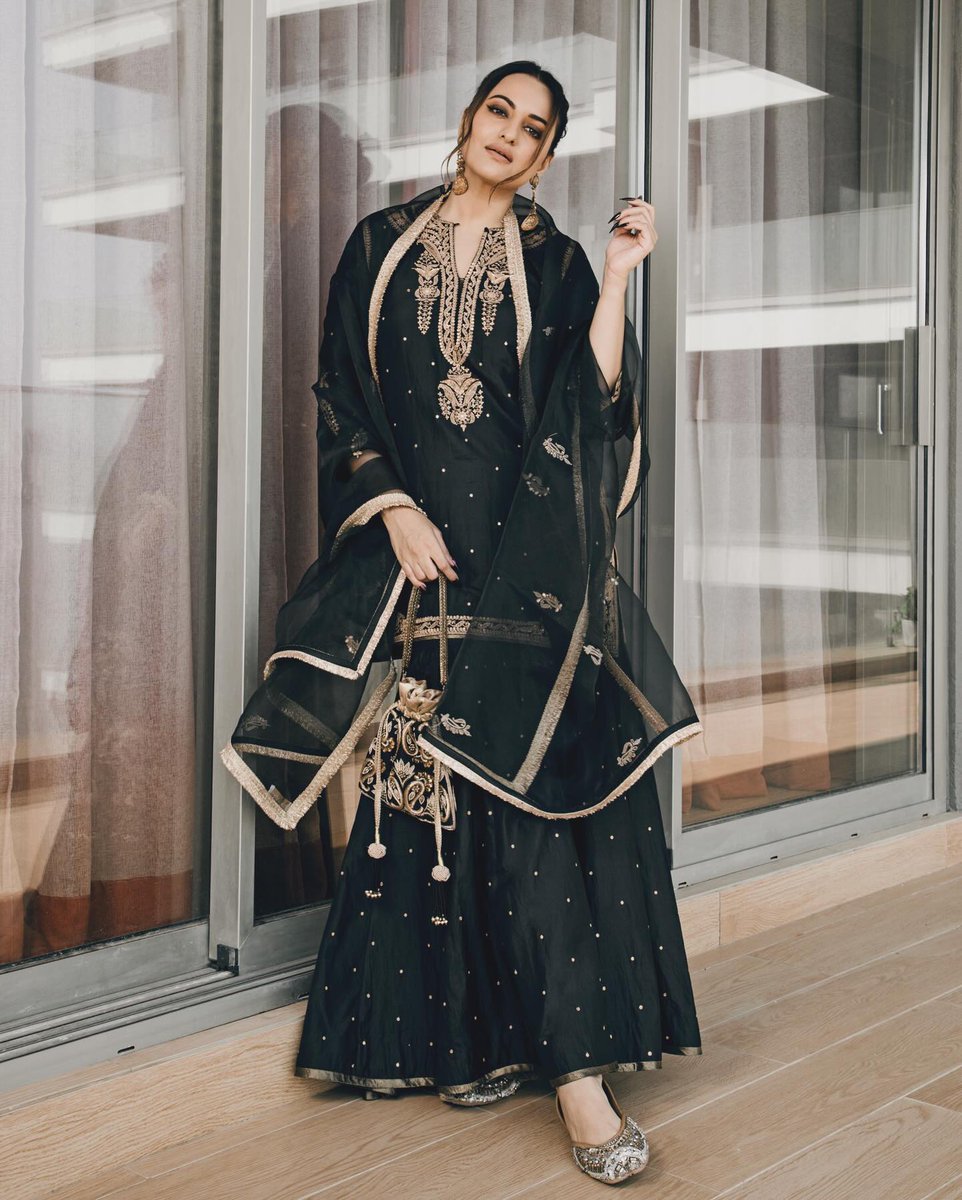 Sonakshi Sinha slays in a stunning black 🖤 gharara suit set! 😍

#SonakshiSinha #HittuCinma