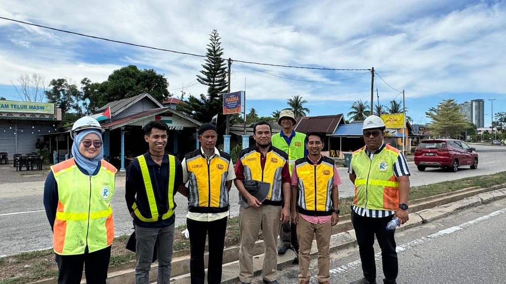 16.05.2024 Menjalankan forensik kawasan kemalangan di FT183 Seksyen 2 Jalan Padang Lalang-Tanjung Lumpur- Kg Baharu, Kuantan Pahang
<a href="/IPJKR_Official/">JKR Malaysia Rasmi</a> 
<a href="/CawJalanJKR/">Cawangan Jalan JKR Malaysia</a> 
<a href="/IEsa2018/">IbrahimEsa2018</a> 
<a href="/JKRPAHANG/">JKR PAHANG</a> 
<a href="/JkrKuantan/">JKR Daerah Kuantan</a>