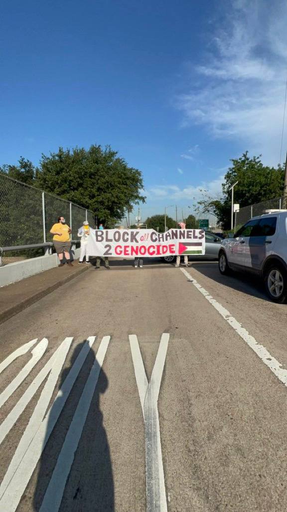 🚨🇺🇲✊🏼🇵🇸📍Houston. A group of protesters halted a bridge connecting to the Houston port. Block all channels to Genocide!