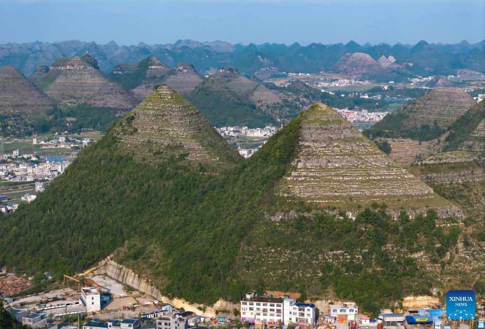 中国南西部・貴州省黔西南（けんせいなん）プイ族ミャオ族自治州安竜県の郊外で、ピラミッド形の丘が観光スポットとしてこのところ人気を集めている。丘の見た目は石が水平に積み重なったかのよう。
