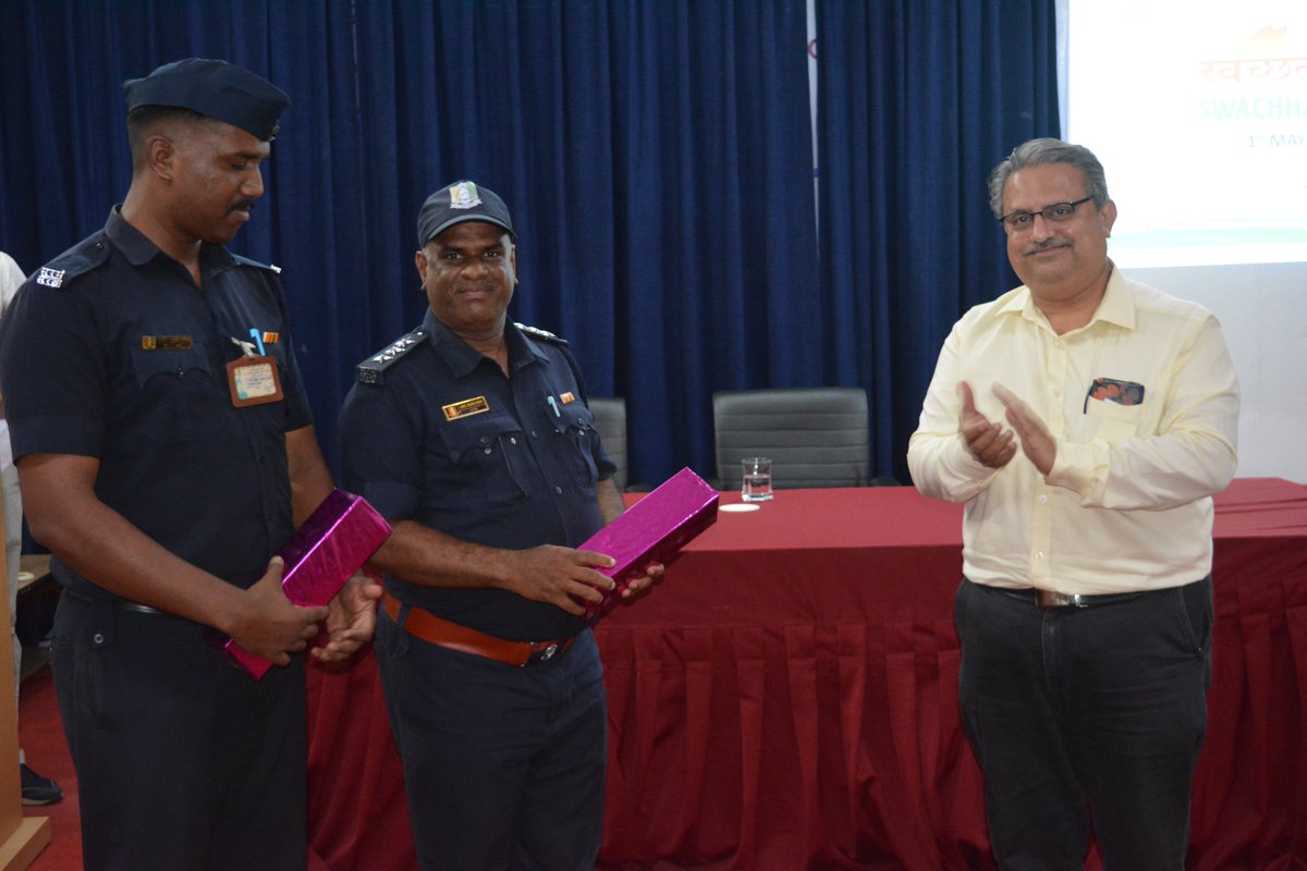 Culmination of a very successful Swachhata Pakhwada 2024 at ARI. Director, ARI awarded winners of 3-minute oration, slogan of the day and e-poster competition, and felicitated the security staff #swatchbharat #swatchataabhiyan #cleandrive #goi #dstindia #agharkarresearchinstitute