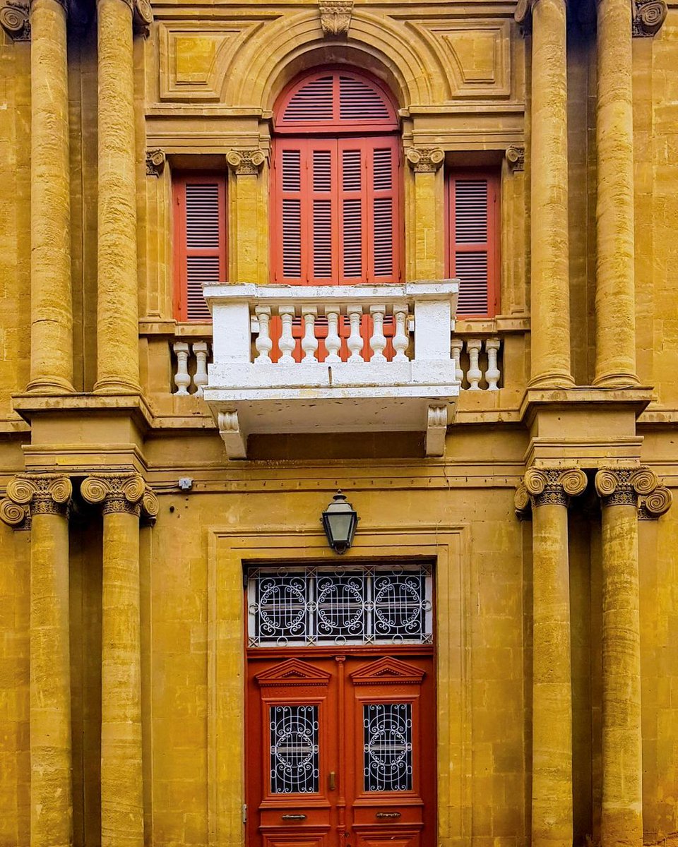 🌞 From grand neoclassical buildings to charming narrow streets, every corner of our capital, Lefkosia, tells a story of history and culture. Every spot here is Insta-worthy, from the historic old schools to the pastel shutters. ‍🏛️ #VisitCyprus #Nicosia 📷 IG chooseyourcyprus