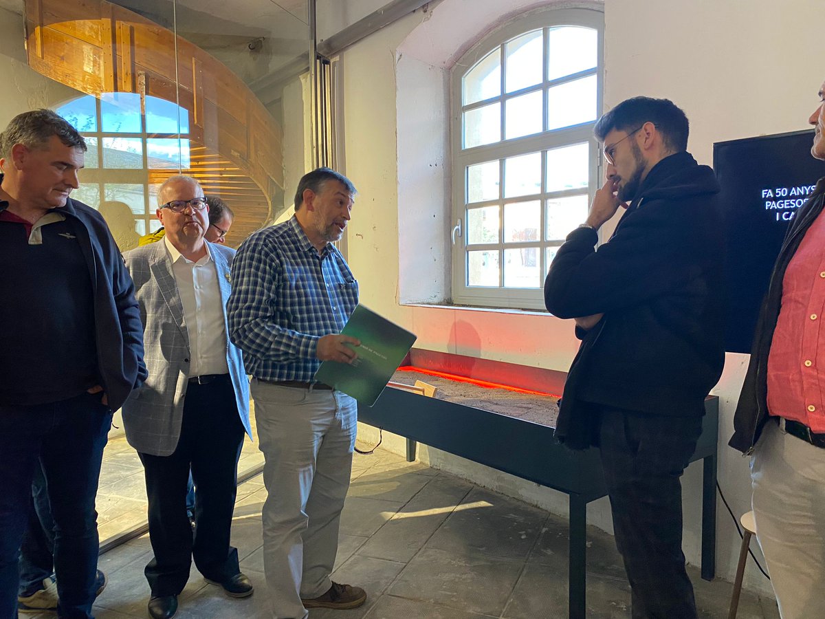 uniopagesos's tweet image. Queda inaugurada l'expo 'Visca La Terra' en motiu d'#UnioPagesos50Anys a #Cervera.
📆📌La podeu visitar fins al 2 de juny al Museu del Blat i la Pagesia
🕛 dissabtes de 17h a 19h i diumenges de 12h a 14h