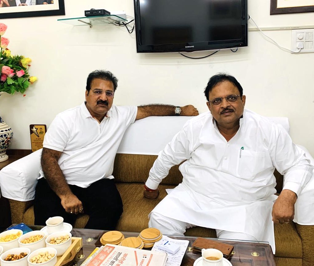 RaghusharmaINC's tweet photo. मेरे छोटे भाई एवं राजस्थान सरकार के पूर्व कैबिनेट मंत्री श्री प्रतापसिंह खाचरियावास जी को जन्मदिन की हार्दिक शुभकामनाएं। मैं ईश्वर से आपके उत्तम स्वास्थ्य एवं दीर्घायु की कामना करता हूं।@PSKhachariyawas https://t.co/e64F0IzZBD