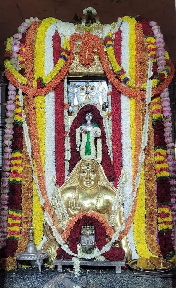 Todays Exquisite Alankara Darshan of Shri Raghavendra Swamy Moola Brindavana from Sri Raghavendra Swamy Math #Mantralayam 

💐Om Shri Raghavendray Namah💐

#TempleConnect #RaghavendraSwamy #RayaraMath #Adoni #Kurnool #AndhraPradesh #TemplesofIndia #Bharat 
templeconnect.com
