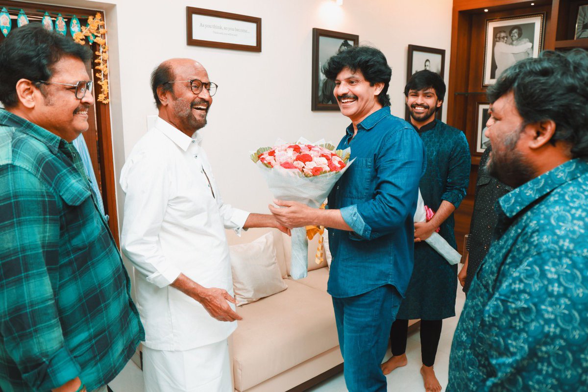 FullOnCinema's tweet photo. #SuperstarRajinikanth met Team #HitList and conveyed his heartfelt wishes for a huge success. 🌟
#HitListComingSoon 💥
A @CSathyaOfficial Musical!
@realsarathkumar @kanvikraman #RKCelluloids @ksravikumardir @menongautham @thondankani @smruthi_venkat @Aishwaryadutta6 @Abinakshatra @RIAZtheboss @V4umedia_