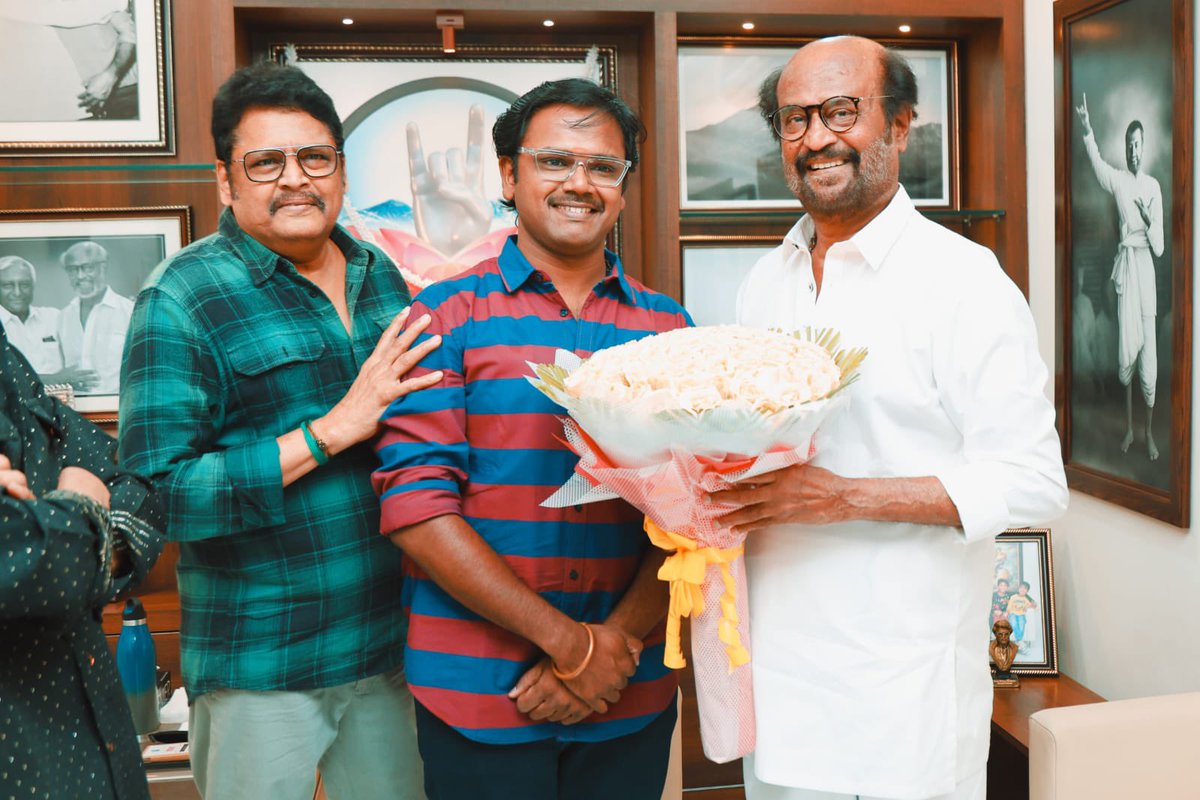 FullOnCinema's tweet photo. #SuperstarRajinikanth met Team #HitList and conveyed his heartfelt wishes for a huge success. 🌟
#HitListComingSoon 💥
A @CSathyaOfficial Musical!
@realsarathkumar @kanvikraman #RKCelluloids @ksravikumardir @menongautham @thondankani @smruthi_venkat @Aishwaryadutta6 @Abinakshatra @RIAZtheboss @V4umedia_