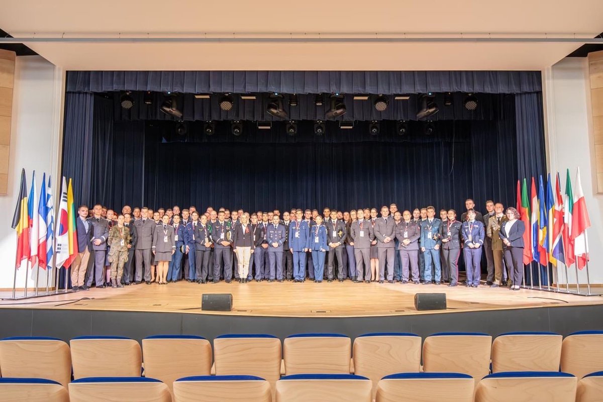 #International Le capitaine Thomas, le sous-lieutenant Alexandre et l'aspirant Marine, ont participé à un séminaire à la Polish Air Force University à Deblin. 🇵🇱 Ce fut une expérience précieuse de partage et de découverte des méthodes de travail des autres forces aériennes. ✈️🌎