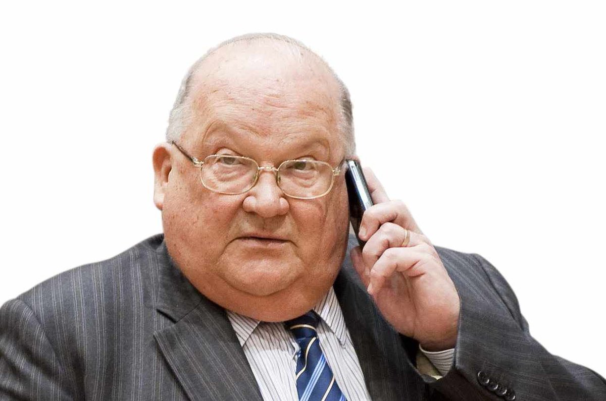 Beste mensen,

10 jaar geleden overleed oud premier Jean-Luc Dehaene. Vandaag wordt hij geroemd als een groot staatsman en terecht. Toen hij in 1992 premier werd balanceerde België op de rand van het faillissement. Zeven jaar later verliet hij de Wetstraat met een financieel