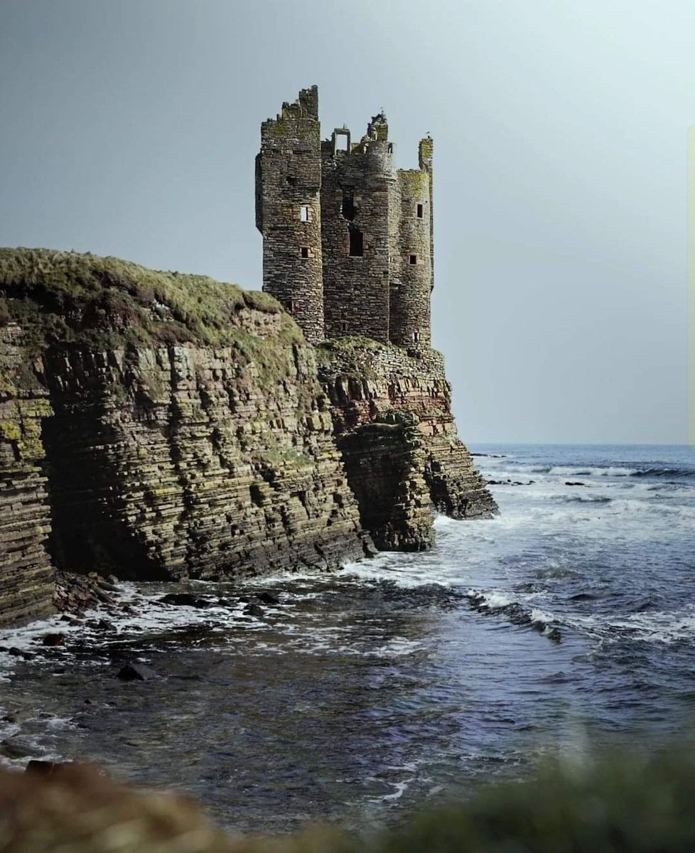 A Scottish castle with a dramatic location - ye cannae beat it! 🏰😍🏴󠁧󠁢󠁳󠁣󠁴󠁿💙

What an atmosphere at Keiss Castle! Brilliant capture of this late 16th-century ruin perched on the cliffs of Caithness in the north-east Highlands.