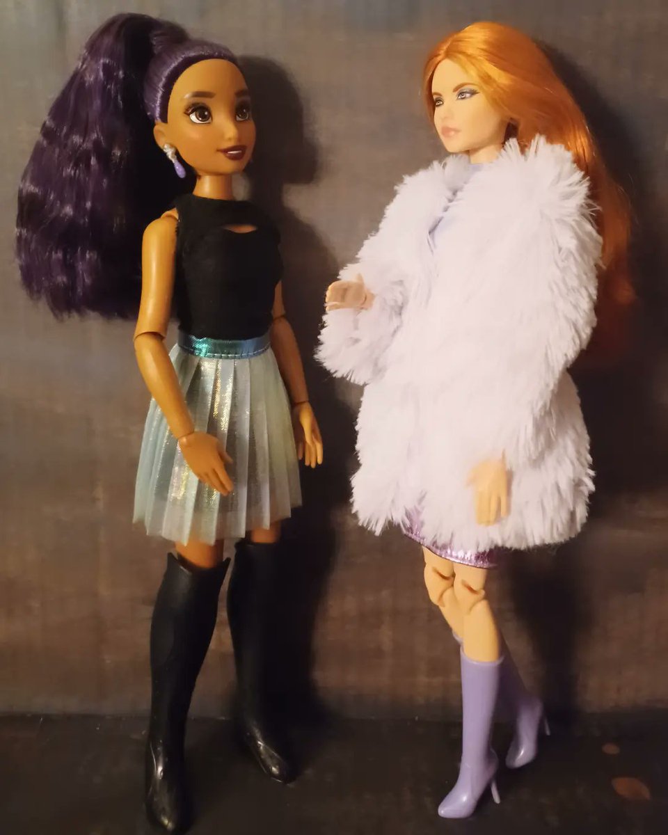 Amber found a really beautiful fur coat, so she tried it on. Nyx was wondering where her coat was, but even she had to admit that Amber looked amazing in it!🖤💜 #barbie #barbiedoll #barbiedolls #disneyilydoll #disneyilydolls #mattel #dolls #dollphotography #restyle #dollrestyle