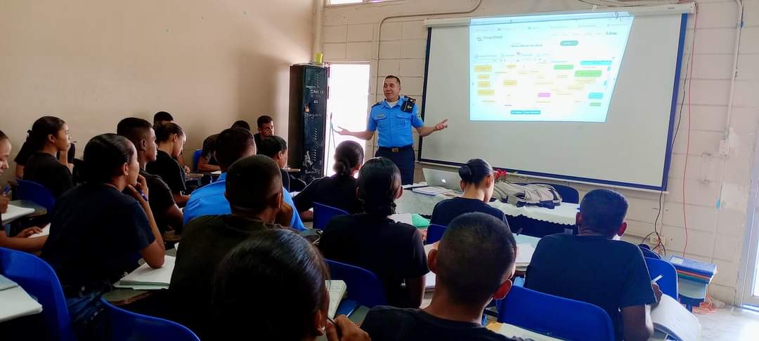 ITPRRPP2024's tweet photo. "Trabajando para fortalecer la educación policial en Honduras 🚔💪 ¡Juntos, construimos un futuro más seguro! 👮‍♀️👮‍♂️ #PolicíaNacionalHonduras #EducaciónPolicial #SeguridadCiudadana"@UNPH_EP https://t.co/t2QEjrLrLy