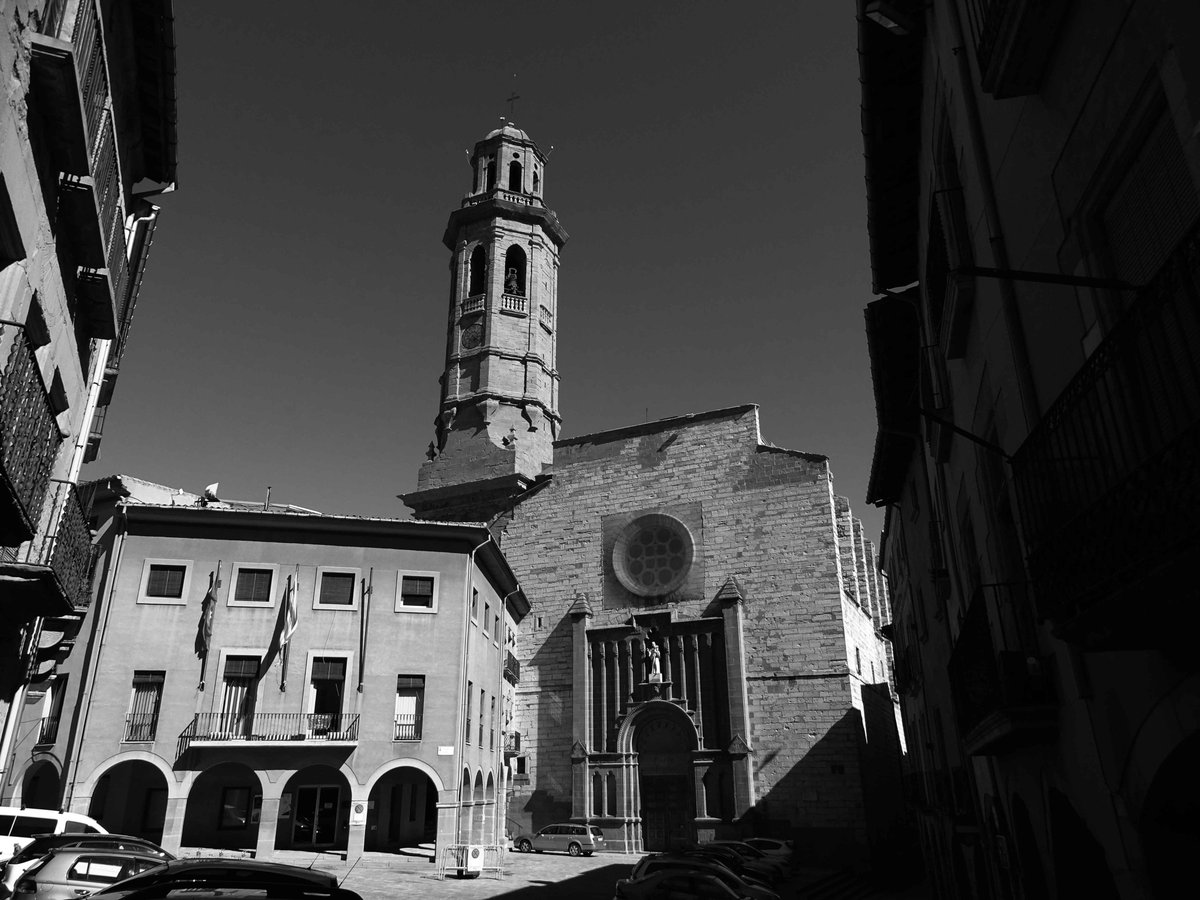 Plaça d'església...Calaf #calaf #anoia #païsoscatalans #catalunya #landscapephotography #landscape #landscapes #landscape_captures #landscape_lovers #streetstyle #streetsphotography #street #bnw #bnwphotography #bnwmood #bnw_greatshots #bnw_captures #bnw_rose #landscapestyles