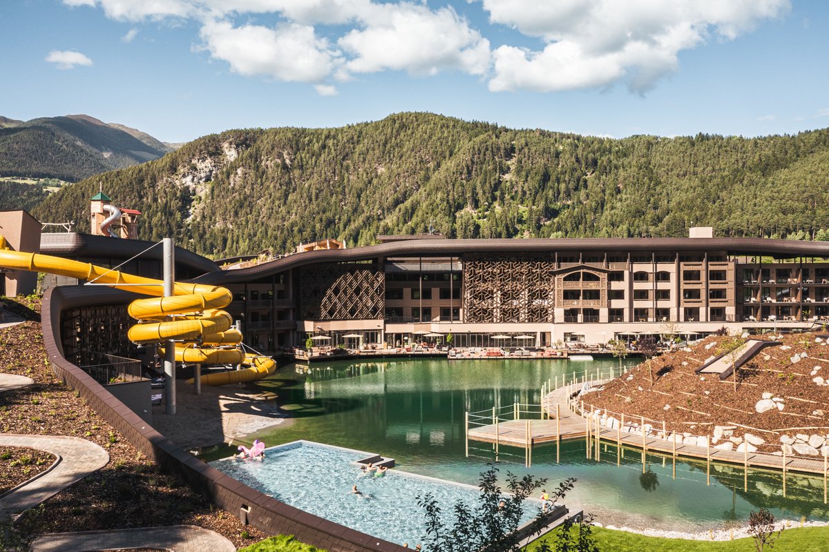 Esperienze indimenticabili per tutta la famiglia al Falkensteiner Family Resort Lido a Chienes! Un'oasi di divertimento e relax in Alto Adige, dove grandi e piccini possono creare ricordi preziosi insieme💫 

Richiedi ora un preventivo vacanza: dolomiti.it/it/casteldarne…