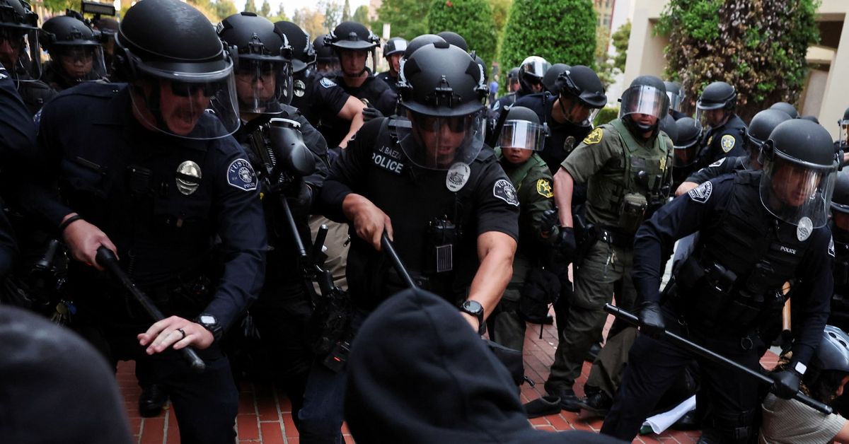 Police take back building from protesters at University of California, Irvine reut.rs/4bIY3Ap