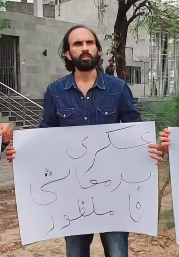 Aliwazirna50's tweet photo. جرنیل گریسی کی باقیات!
جسم کی قید سے تیرے ہاتھ کچھ نہیں آنے والا۔ سوچ اور نظریہ کو قید کرنا تیرے بس میں نہیں
#ReleaseAhmadFarhad 
#StopStateTerrorism https://t.co/ceLQeJFcLA
