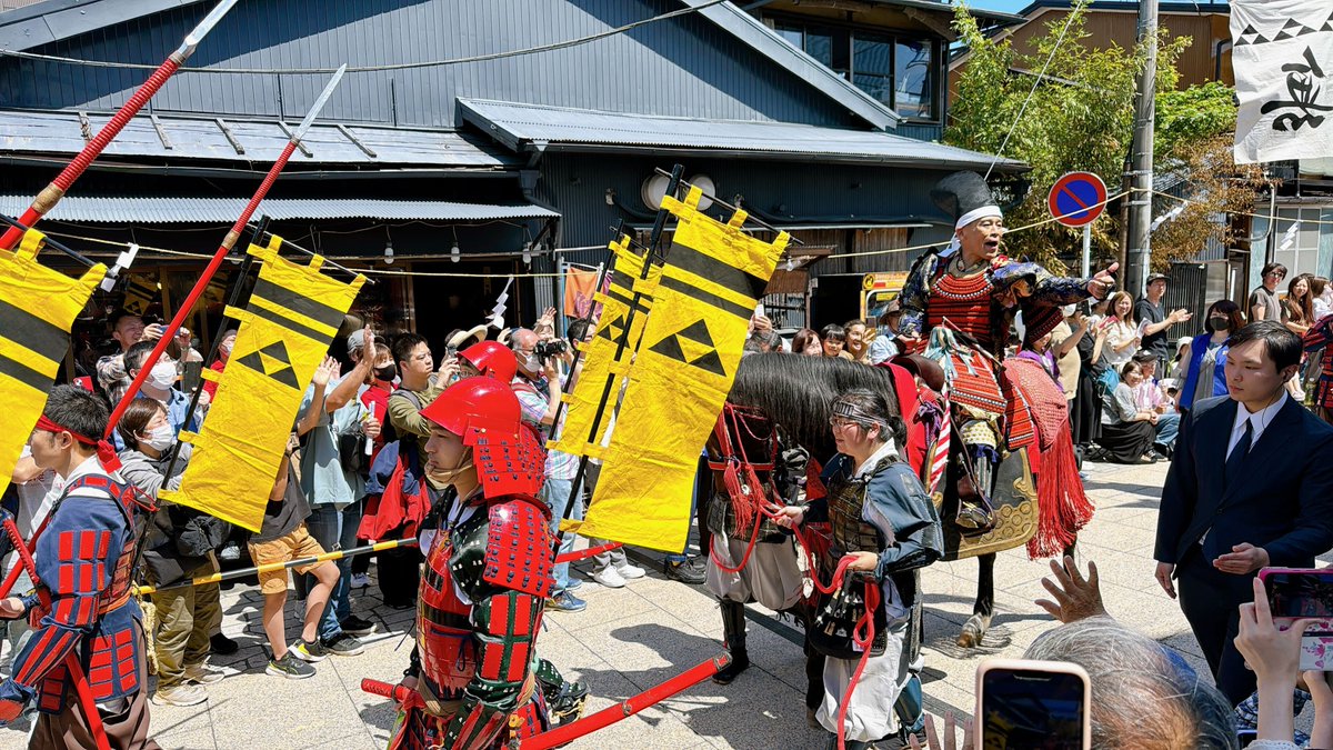 Odawara Hojo Festival

To celebrate the legacy of the Hojo clan, a powerful samurai family that once ruled the area, every year, nearly 2000 people parade through the streets with music, cultural displays, and even a gun show.