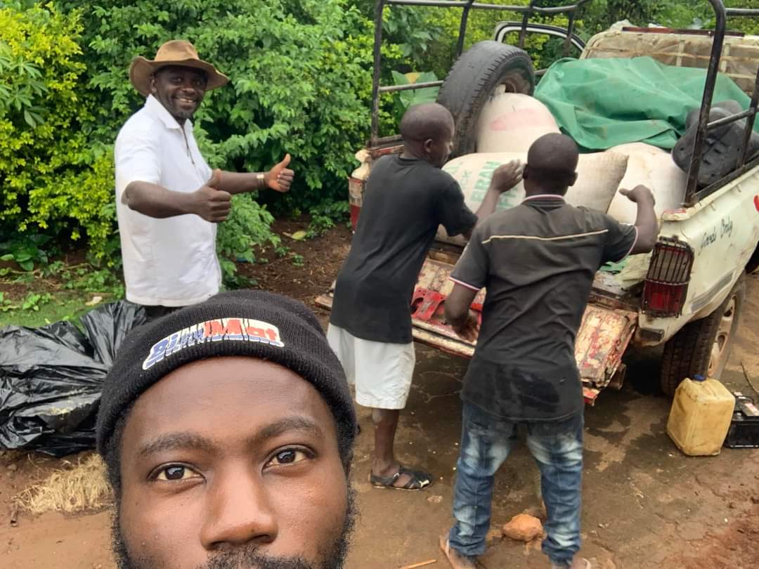 Hello 👋 #Wum.

Finally we made it out of #Kumfutu with all the mechanical issues - Yay!!!

We are offloading the corn 🌽 we brought along from #Mekaf. Happy moments when #foodsecurity target 🎯 is met.

#agriculture #farming #FungomFarms