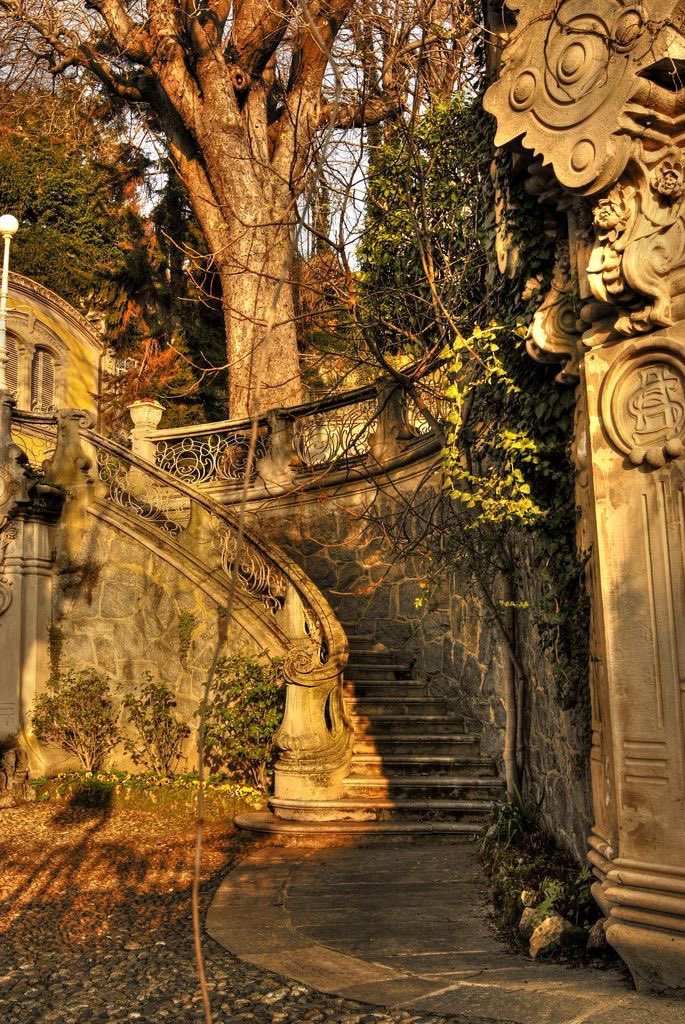 Beautiful stairway at The Villa Scott. A historic house located in a prestigious hillside location in the Cavoretto district in the larger Borgo Crimea east of central Turin, Piedmont, Italy. 📷 Ugo Segalini