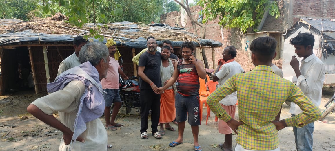 क्षेत्र के अनेक गांवों में बुजुर्गों - नौजवान साथियों से मिलकर INDIA गठबंधन के प्रत्याशी के पक्ष में वोट की अपील की। गांव - गांव में लोगों के मन में राहुल गांधी जी के वादों पर भरोसा है। 30 लाख नौकरी को लेकर युवा उत्साहित है...#TamkuhiRaj