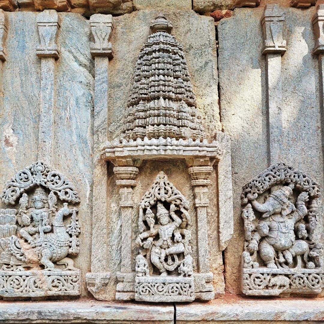 Step into the ancient wonders of Hoysala #architecture at Panchalingeshwara Temple, Govindanahalli. Marvel at the intricately carved pillars & five sacred lingas, a true testament to #India's rich heritage.

📸 : Srinidhi C Shamarao

@KarnatakaWorld 

#Karnataka #incredibleindia