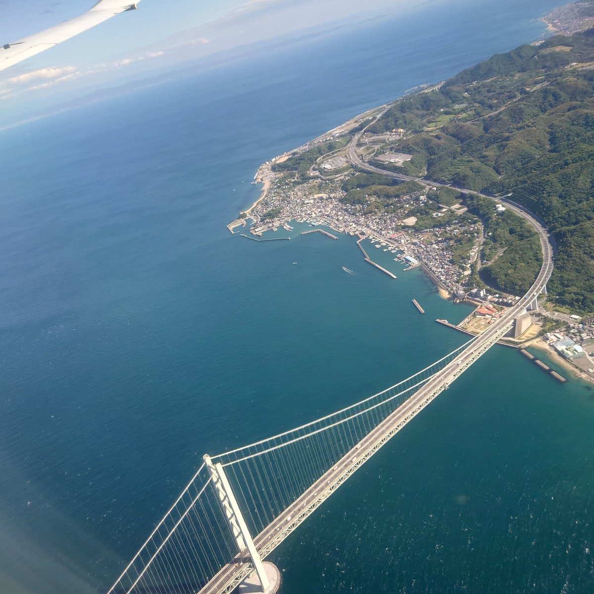 空から見た明石海峡大橋