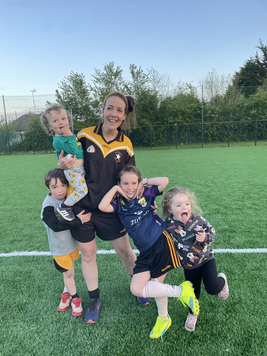 alisoninireland's tweet photo. Played my first ever match… and survived 😂🙌🖤💛 #mothersandothers https://t.co/wXL4TSG5Jm