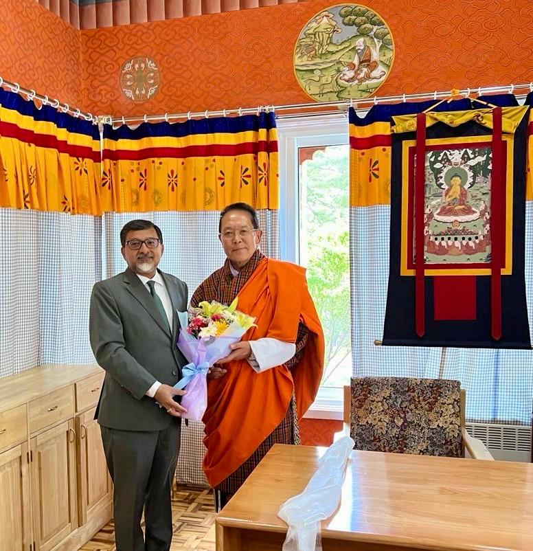 Ambassador @SudhakarDalela met Chairperson Royal Privy Council Lyonpo Dr. Tandin Dorji today. Appreciate his insights, strong support and suggestions on further strengthening unique ties of friendship and cooperation between 🇧🇹🇮🇳. @MEAIndia @IndianDiplomacy